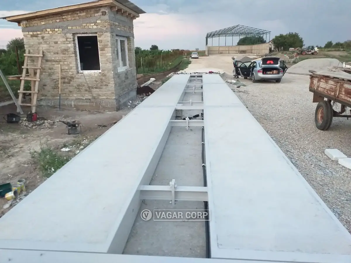 Postavljeni BETMOBIL segmenti sa čeličnim poprečnim nosačima pored zidane vagarske kućice