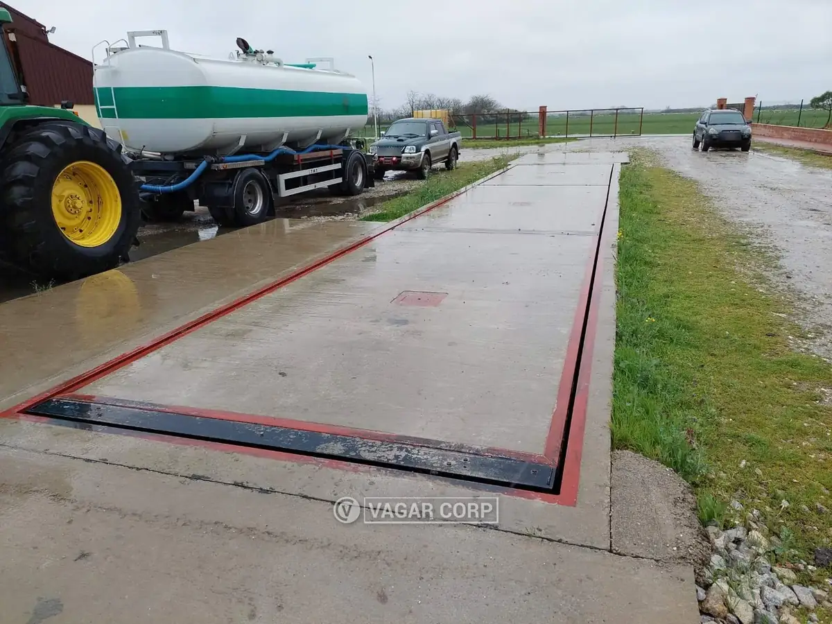 Ukopana betonska kamionska vaga sa crvenim čeličnim ramom na poljoprivrednom gazdinstvu