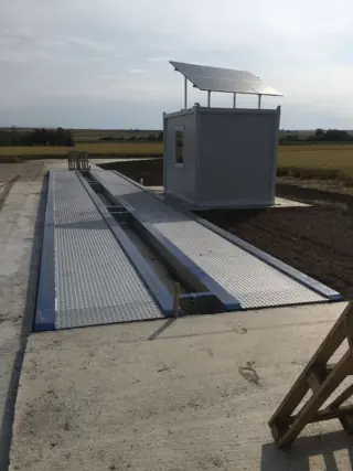 Čelična mobilna kamionska vaga sa kontejnerskom kućicom i solarnim panelom